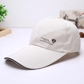 Gorra de béisbol blanco crema con visera larga y bordado de escudo para deporte y sol - Beige