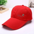 Detalle de gorra deportiva con visera larga, bordado lateral y tejido de color rojo vivo - Rojo