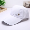 Detalle de gorra de béisbol blanca con bordado Genuine Sports y escudo dorado - Blanco