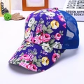 Gorra de béisbol floral para mujer con rosas púrpuras y malla azul transpirable - Morado