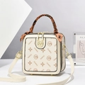 Elegante cremeweiße Mini-Handtasche mit Sternmuster und Seidentuchgriff auf Geo-Hintergrund - Cremeweiß