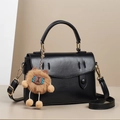 Elegante borsa a mano in ecopelle nera da donna con dettagli oro e ciondolo di peluche - Nero