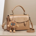 Elegante borsa a mano in pelle PU kaki con tracolla e ciondolo a forma di orso di peluche - Cachi