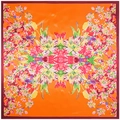 Lebhafter orangefarbener Seidenschal mit symmetrischen Blumenmustern und rotem Rand für Damen - Orange