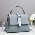 Sac à main bleu-gris élégant pour femme avec texture tissée et boucle dorée ronde - Bleu