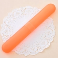 Tragbares orangefarbenes Zahnbürstenetui mit einer halbtransparenten matten Oberfläche - Orange