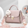 Bolso de mano rosa en cuero sintético con correa geométrica y colgante de peluche - Rosa