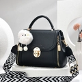 Bolso de mano de cuero negro con correa geométrica ancha y colgante de peluche - Negro