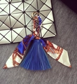 Portachiavi con nappe in pelle blu e foulard in seta su una borsa alla moda - 18cm / Nappa Blu