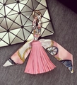 Portachiavi con nappa in pelle rosa e foulard motivo carrozza su tessuto grigio - 18cm / Nappa Rosa