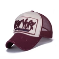 Vintage Trucker Cap in Burgund und Beige mit New York Stickerei und Mesh-Rückseite - Burgunderrot
