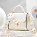 Elegante bolso de cuero crema con correa geométrica y colgante de monstruo peludo - Blanco Roto