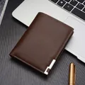 Portefeuille homme vertical en cuir grainé marron foncé avec petit insert métallique - Café Vertical