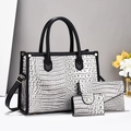 Ensemble de trois sacs gris motif crocodile avec poignées et bandoulière noire ajustable - Gris clair