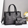 Ensemble de trois sacs à main noirs avec motif crocodile et détails dorés - Gris foncé