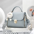 Bolso de mano azul claro con correa geométrica ancha y colgante de peluche suave - Azul Cielo