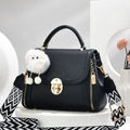 Minimalistische zwarte leren crossbodytas met golfpatroon riem en pluche hanger - Zwart