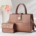 Set borsa tote marrone e pochette con catena con eleganti dettagli trama coccodrillo - Rosa