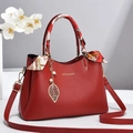 Elegante bolso de mano de cuero rojo para mujer con pañuelo de seda y colgante de perla - Burdeos