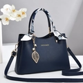 Bolso de cuero azul marino con pañuelo floral en el asa y colgante de perla - Azul