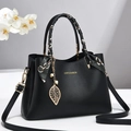 Elegante bolso de cuero negro con asa de pañuelo de seda y colgante de hoja dorada - Negro