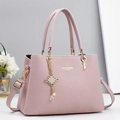 Borsa a mano da donna in pelle rosa con grana litchi e ciondolo di perle con finiture oro - Rosa