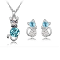 Dettaglio del set di gioielli a gatto con cristalli blu e finitura argento - Blu Mare Argento