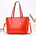 Elegante borsa tote in pelle rossa con dettagli dorati e tracolla per le donne - Rosso
