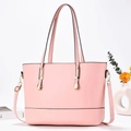 Dettaglio borsa tote rosa in pelle con finiture dorate e tracolla regolabile - Rosa