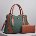Dettaglio della borsa intrecciata verde con manici in pelle marrone e finiture oro - Verde