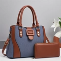 Set borsa a mano in tessuto blu e pelle marrone con portafoglio coordinato e dettagli oro - Blu