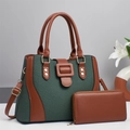 Borsa tote intrecciata verde e portafoglio marrone con finiture dorate su sfondo sobrio - Verde