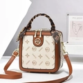 Sac bandoulière monogramme marron et blanc avec poignée ornée d'un foulard - Blanc Cassé & Jaune Terreux
