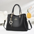 Bolso elegante de piel sintética negra con herrajes dorados y colgante de perlas - Negro