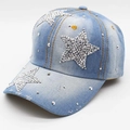 Dettaglio cappellino in denim lavato blu con strass a stella e bordi della visiera logori - Stella in Strass / Blu Denim Chiaro