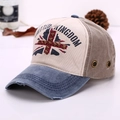 Dettaglio del cappello vintage in cotone lavato con stampa Union Jack e borchie a stella - Tesa Blu Denim & Grigio Chiaro