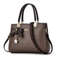 Elegante bolso de mano marrón oscuro para mujer con monograma y correa ajustable - Café & Café