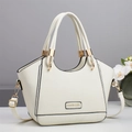 Dettaglio della borsa tote bianco crema con trama a grana e finiture in metallo oro - Bianco Sporco