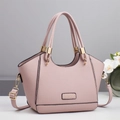 Borsa a mano rosa trama litchi con finiture dorate e dettaglio scritte alla moda - Rosa