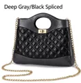 Détail du sac à main matelassé gris foncé et noir avec chaîne dorée et fermoir métal - Gris Foncé Patchwork Noir