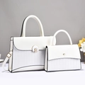 Elegante set di due borse bianche con trama a V intrecciata e dettagli in metallo oro - Bianco