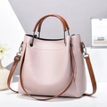 Sac seau élégant en cuir litchi rose poudré avec poignée et bandoulière brunes - Violet