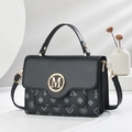 Dettaglio borsa a mano nera in PU con logo M in metallo dorato e stampa con motivi floreali - Nero