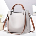 Sac seau en cuir beige avec poignées marron et détails en métal gris anthracite - Gris