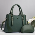 Dettaglio della grande borsa a righe con portamonete a semicerchio abbinato in verde scuro - Verde