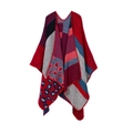 Detailansicht der Strickstruktur eines mehrfarbigen Karomusters auf dem Damen-Poncho-Cape - Leopardenmuster Rot