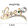 Dettaglio della spilla Love da 5,3cm con strass, peso 8g e misure su sfondo bianco - C1038 Cuore Farfalla