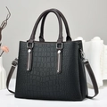 Sac à main noir à relief crocodile avec anses brunes et détails argentés chics - Motif Crocodile Noir