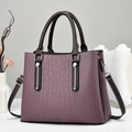 Sac à main violet en similicuir avec motif crocodile et poignées marron élégantes - Motif Crocodile Violet