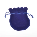 Nahaufnahme des tiefblauen Schmuckbeutels aus Samt mit Kordelzug und gewelltem Rand - 7x9cm / Saphirblau